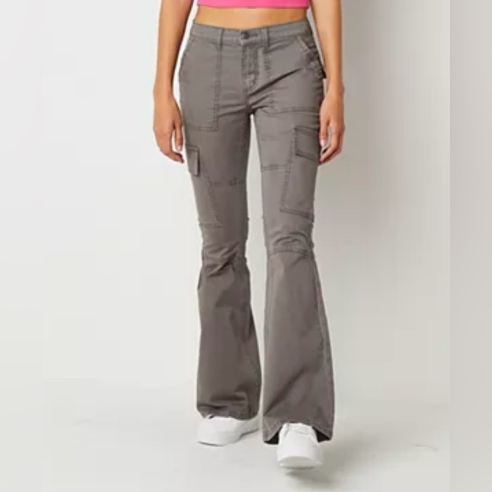 Arizona women’s low rise flare cargo pants sz13